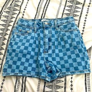 These are RSQ jean shorts. They are a size 24 women’s:)